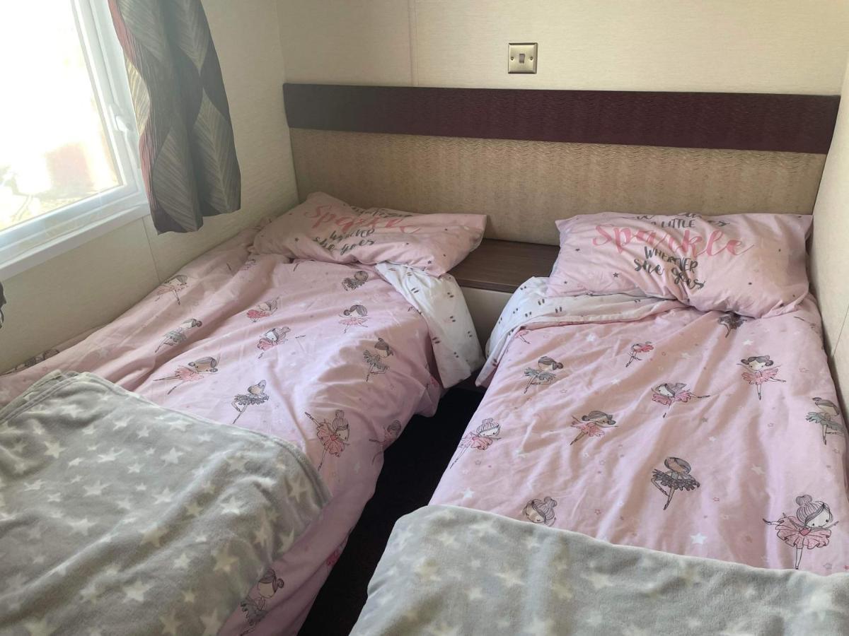 Heacham Golden Sunset Pets Go Free Linen Included *