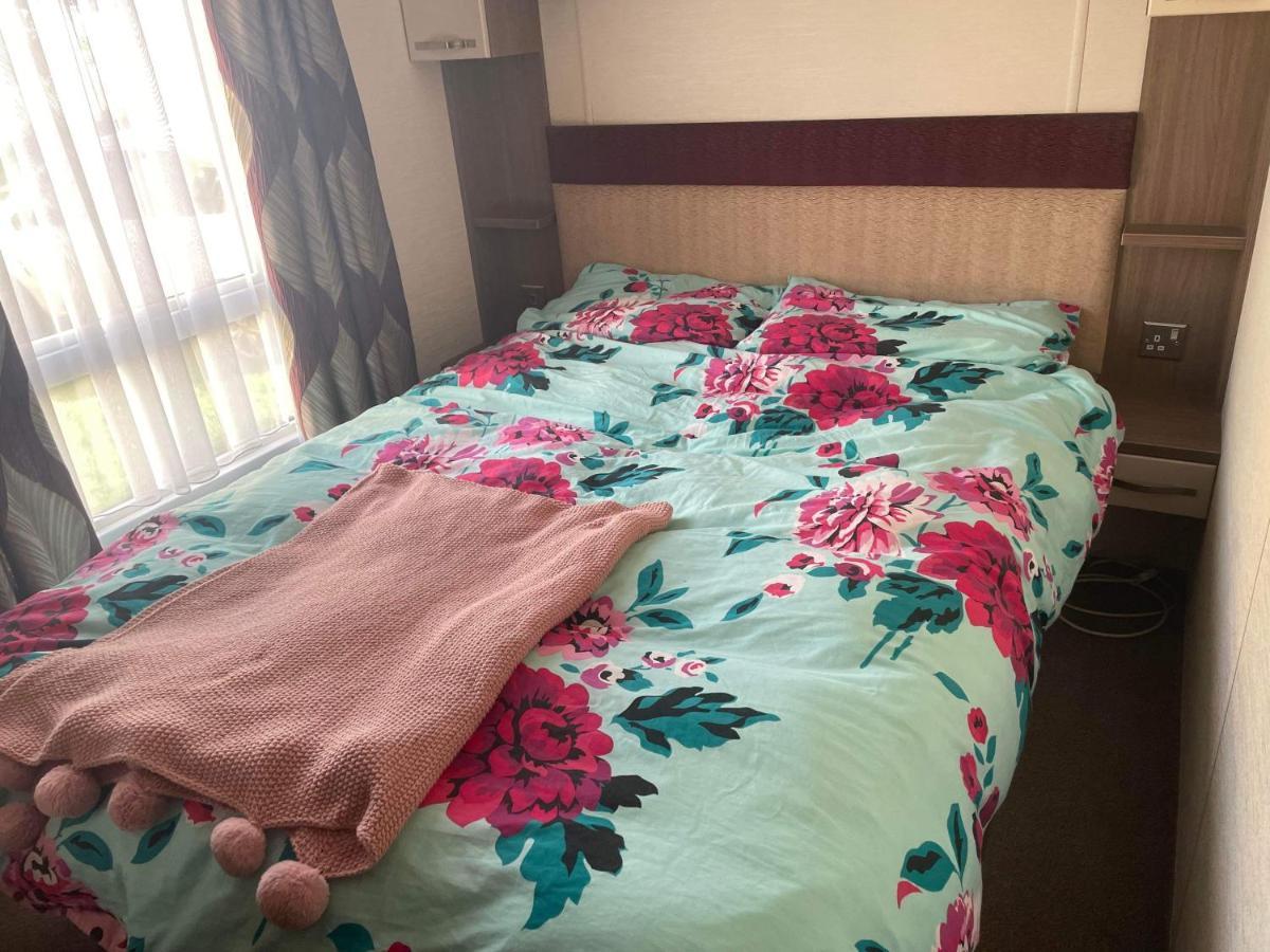 Heacham Golden Sunset Pets Go Free Linen Included *