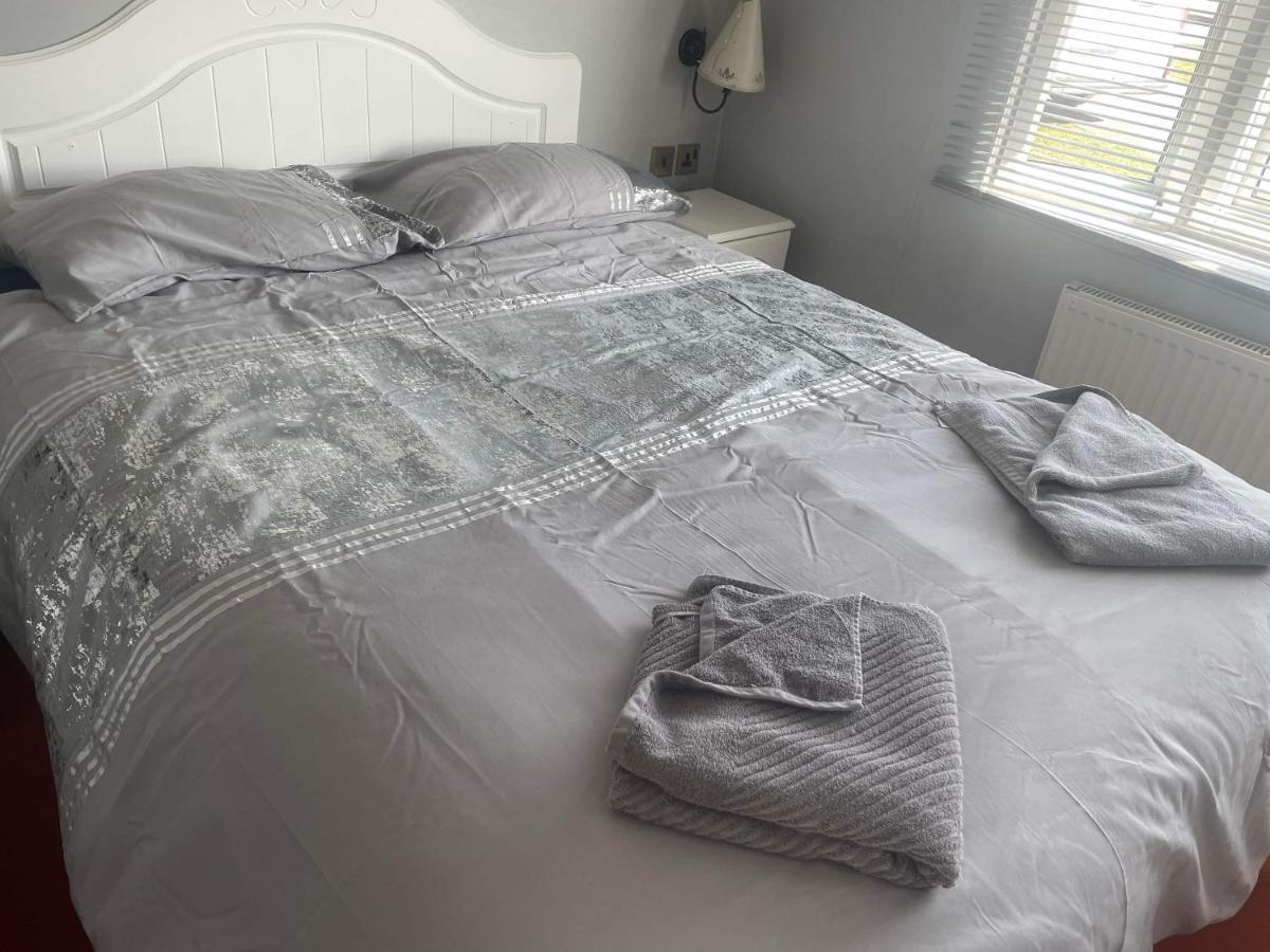 Heacham Golden Sunset Pets Go Free Linen Included